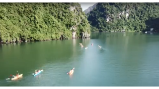 Chèo thuyền Kayak khám phá vịnh Hạ Long nhìn